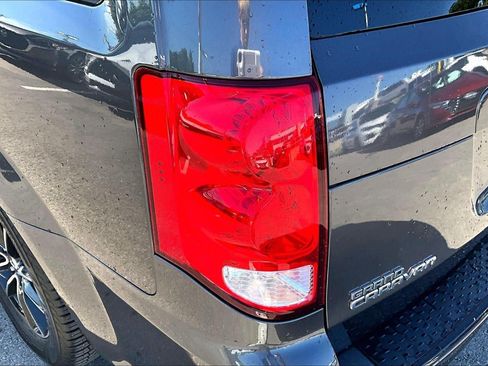 Used 2017 Dodge Grand Caravan SE FWD image 28