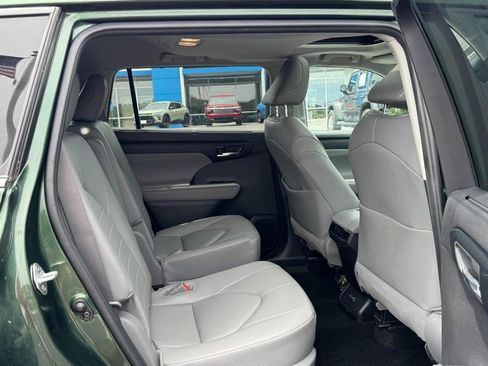 Used 2024 Toyota Highlander XLE AWD/4WD image 10