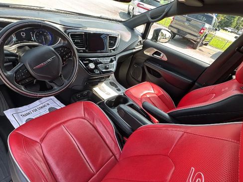 Used 2020 Chrysler Pacifica Limited w/ Quick Order Package 27H Red S FWD image 11