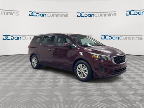 Used 2016 Kia Sedona LX image 2