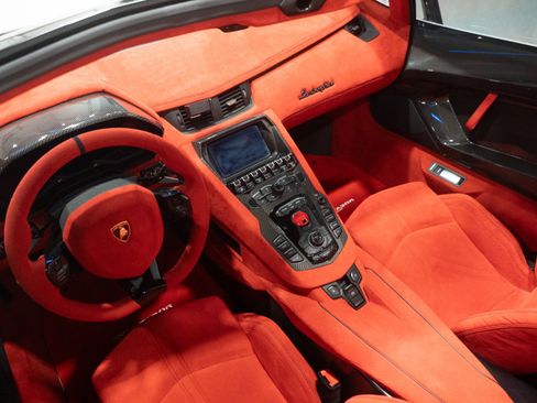 Used 2020 Lamborghini Aventador SVJ AWD/4WD image 2