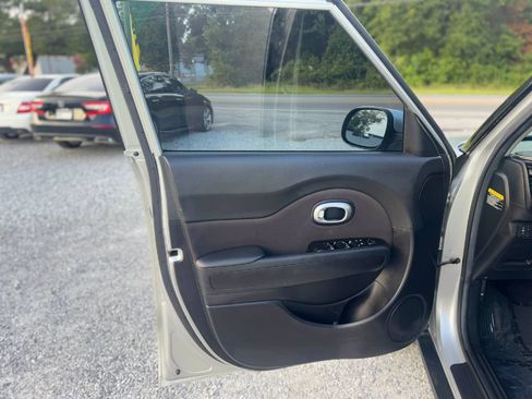Used 2018 Kia Soul FWD image 7