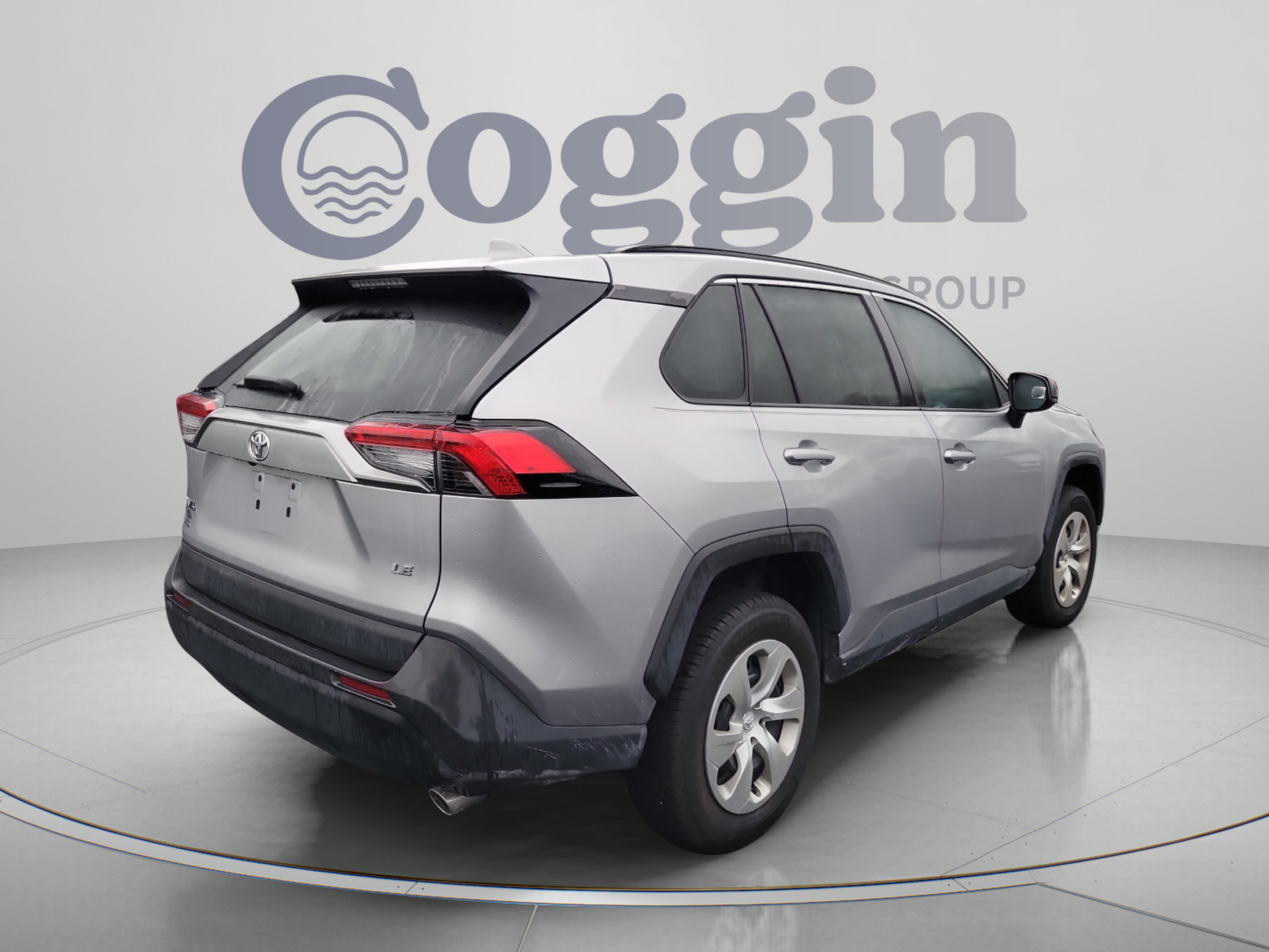 Used 2021 Toyota RAV4 LE FWD image 4