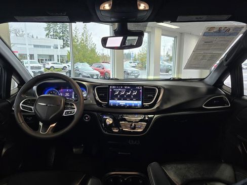 Used 2025 Chrysler Pacifica Select image 24