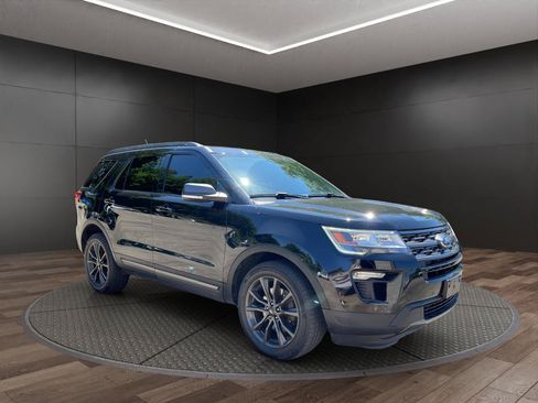 Used 2018 Ford Explorer XLT w/ XLT Appearance Package AWD/4WD image 2