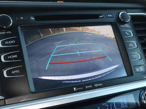 Used 2018 Toyota Highlander XLE image 4