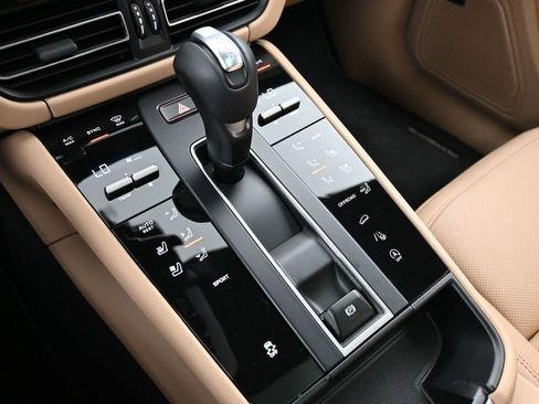 Certified 2025 Porsche Macan AWD/4WD image 21