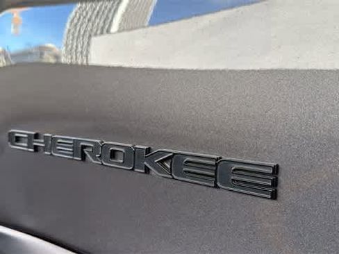 Used 2021 Jeep Cherokee Latitude Plus image 9