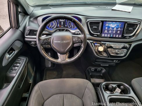 Used 2018 Chrysler Pacifica Touring Plus image 17