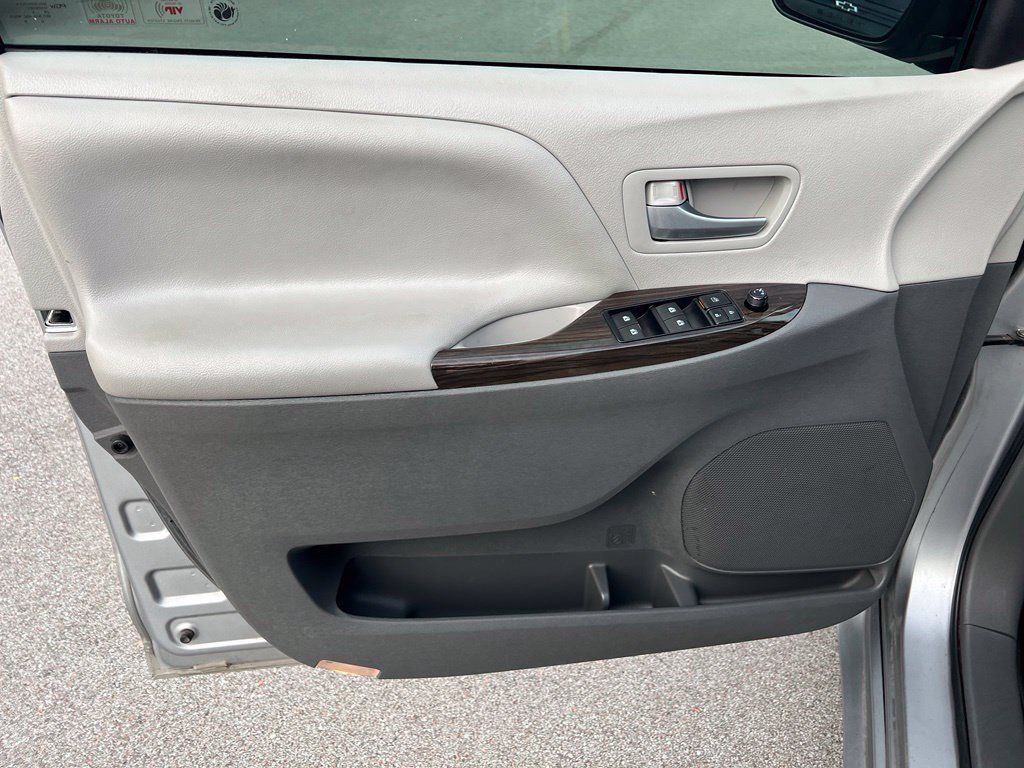 Used 2017 Toyota Sienna FWD image 15
