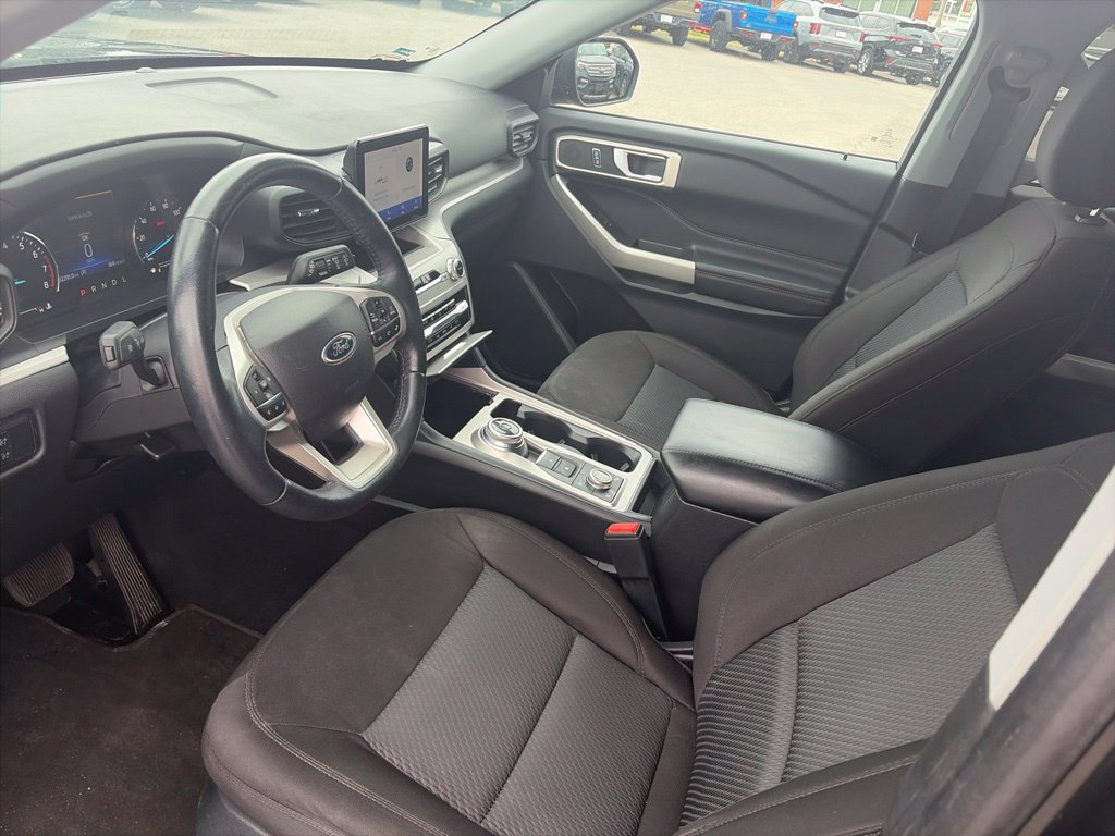Used 2023 Ford Explorer XLT AWD/4WD image 16