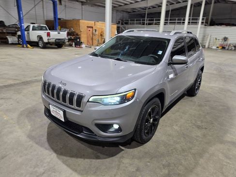 Used 2019 Jeep Cherokee Latitude w/ Popular Appearance Group FWD image 2