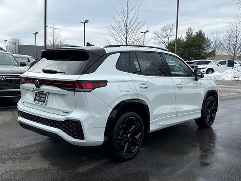 Certified 2025 Volkswagen Tiguan SE R-Line image 4