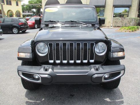 Used 2018 Jeep Wrangler Unlimited Sahara AWD/4WD image 8
