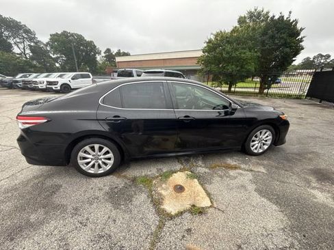 Used 2018 Toyota Camry LE FWD image 2