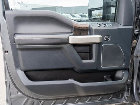 Used 2022 Ford F250 Lariat w/ Black Appearance Package image 17