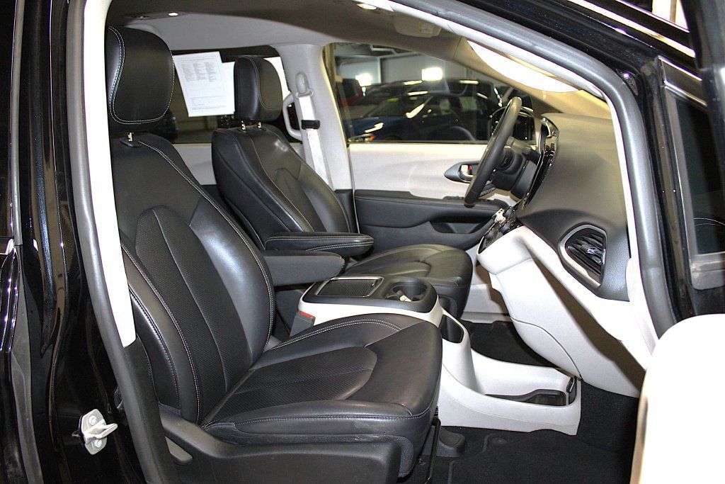 Certified 2024 Chrysler Pacifica Touring-L FWD image 29