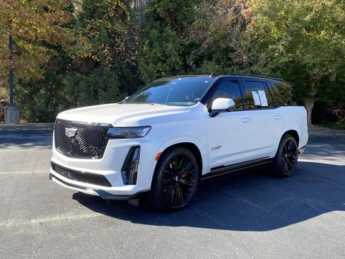 Used 2024 Cadillac Escalade V w/ LPO, ONYX Package image 5