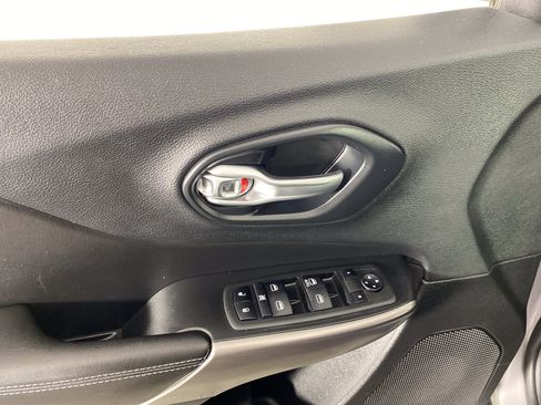 Used 2019 Jeep Cherokee Latitude w/ Popular Appearance Group AWD/4WD image 14