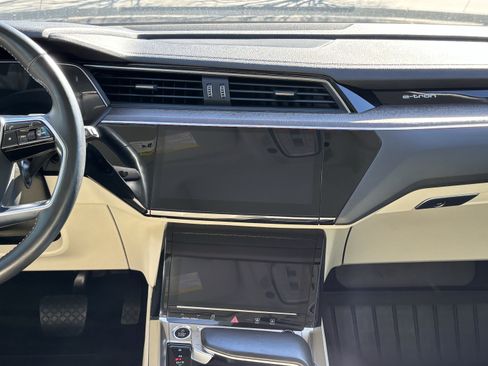 Used 2021 Audi e-tron Premium Plus image 24