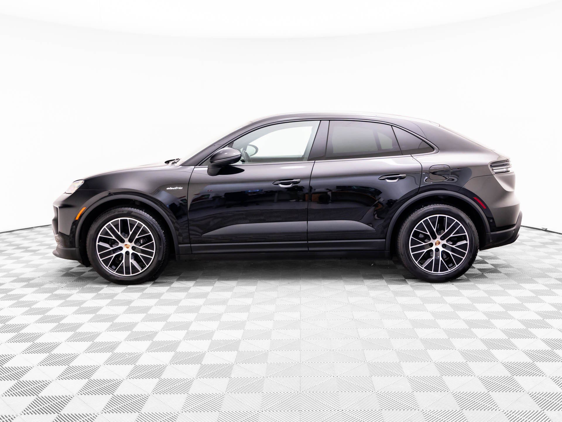 Certified 2026 Porsche Macan 4 Electric AWD/4WD image 2