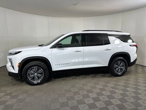 Used 2025 Chevrolet Traverse LT image 6