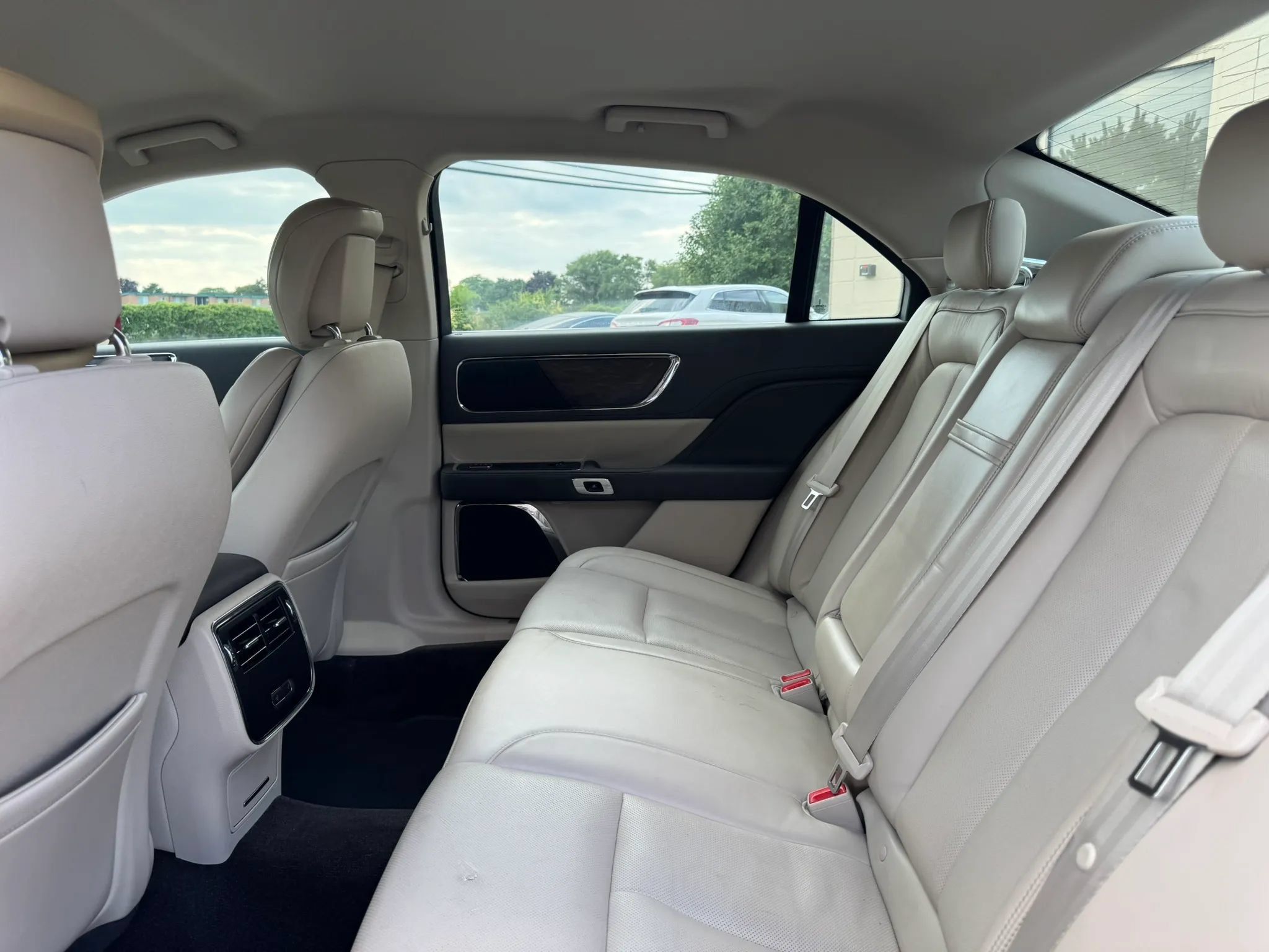 Used 2017 Lincoln Continental Select w/ Technology Package FWD image 29