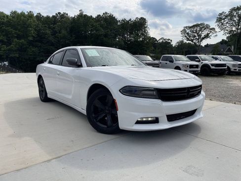 Used 2017 Dodge Charger SXT RWD image 3