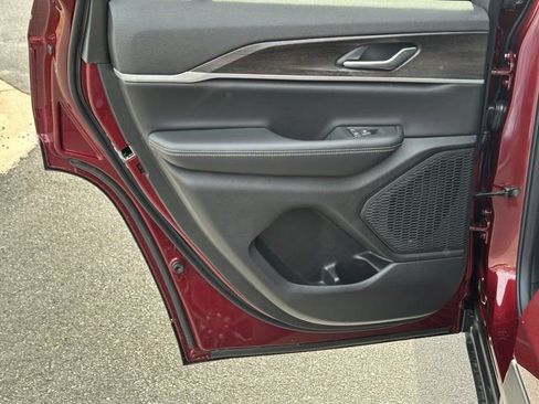 New 2025 Jeep Grand Cherokee Limited image 24