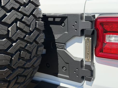 Used 2024 Jeep Wrangler Sahara w/ Safety Group image 10