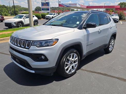 Used 2025 Jeep Compass Limited AWD/4WD image 7