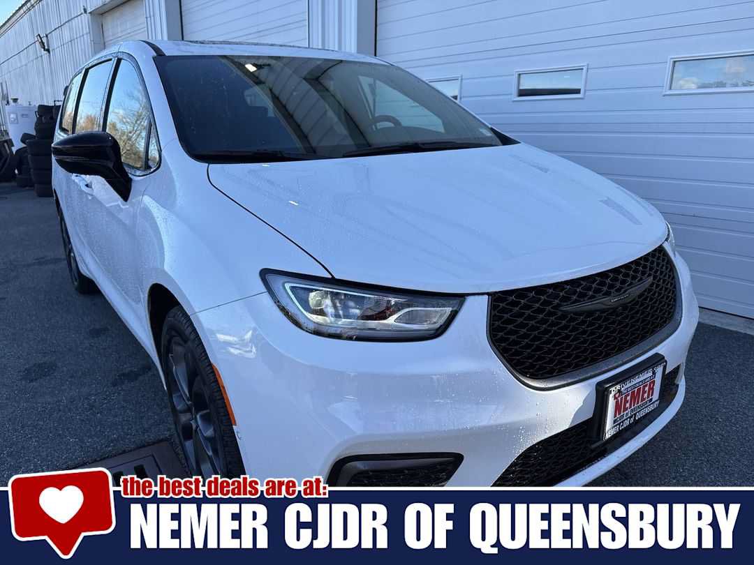 New 2026 Chrysler Pacifica Select AWD/4WD image 1