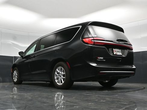 Used 2023 Chrysler Pacifica Touring-L FWD image 61