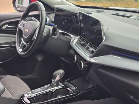 Certified 2025 Chevrolet Trax LT w/ Driver Confidence Package FWD image 9