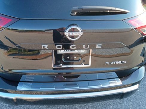 Used 2024 Nissan Rogue Platinum FWD image 14