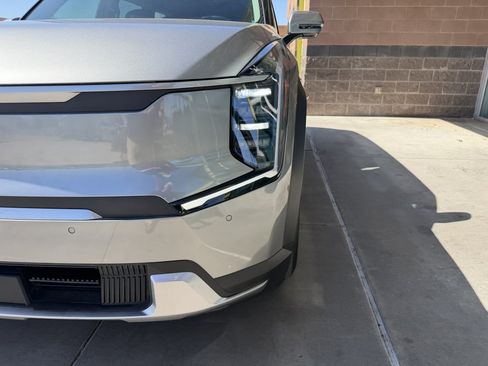 Used 2024 Kia EV9 Light Long Range RWD image 11