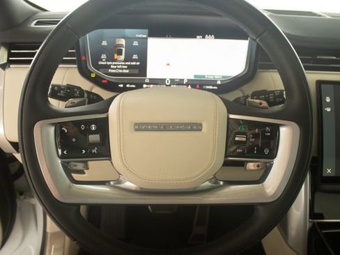 Used 2025 Land Rover Range Rover SE image 10