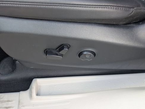 Used 2024 Chrysler Pacifica Touring-L FWD image 15