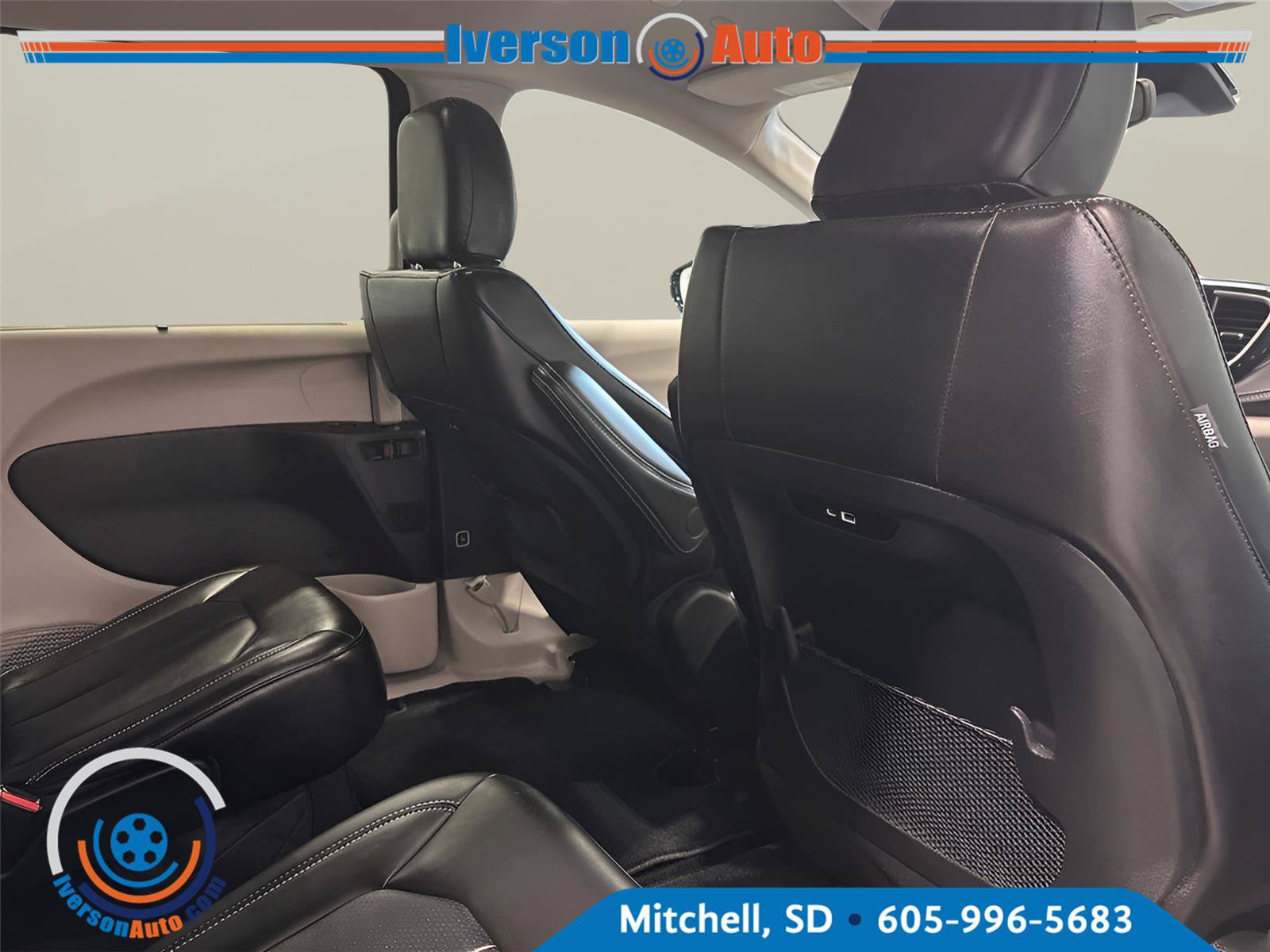 Used 2024 Chrysler Pacifica Touring-L AWD/4WD image 33