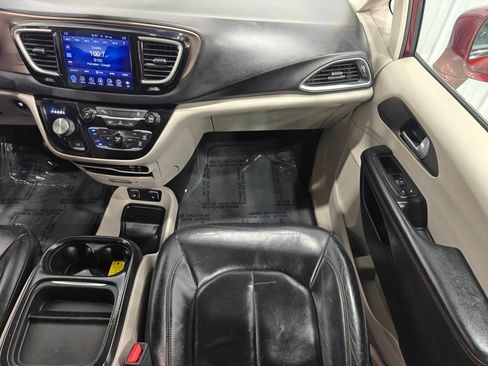 Used 2017 Chrysler Pacifica Touring-L FWD image 25