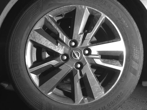 Used 2025 Nissan Versa SV image 12