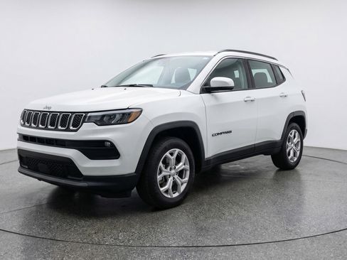 Used 2025 Jeep Compass Latitude AWD/4WD image 3