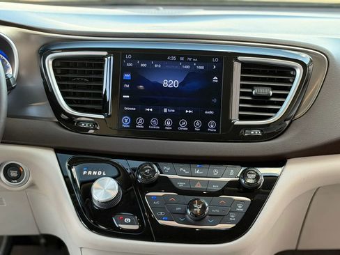 Used 2017 Chrysler Pacifica Touring-L Plus image 31