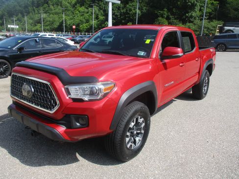 Used 2018 Toyota Tacoma TRD Off-Road AWD/4WD image 8