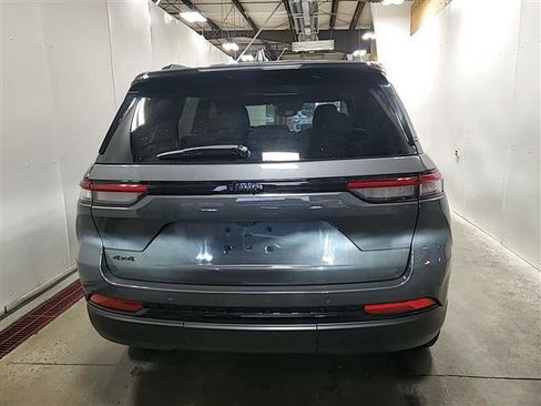 Used 2024 Jeep Grand Cherokee Altitude AWD/4WD image 5