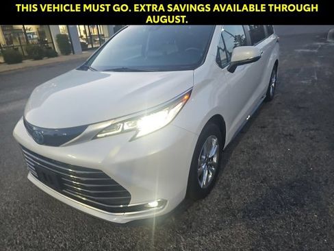 Used 2023 Toyota Sienna Limited AWD/4WD image 7