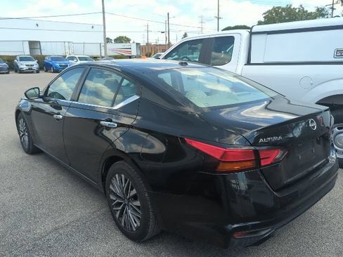 Used 2023 Nissan Altima 2.5 SV w/ SV Premium Package FWD image 3