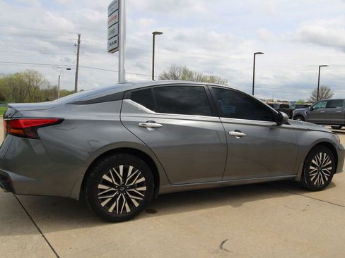 Used 2024 Nissan Altima 2.5 SV w/ SV Premium Package image 5