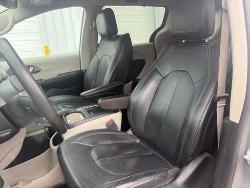 Used 2022 Chrysler Pacifica Touring-L image 13