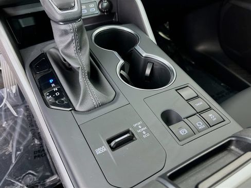 Used 2025 Toyota Highlander XLE FWD image 23